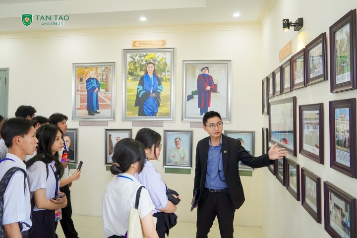 "A Day as a TTU Student" for 12th-Grade Students of Vo Van Tan High School 4 Tham quan Dai hoc Tan Tao