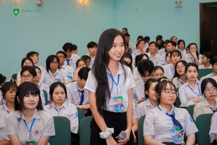 "A Day as a TTU Student" for 12th-Grade Students of Vo Van Tan High School 9 Tham quan Dai hoc Tan Tao1