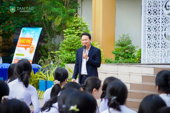 Grade 12 Students Choose Careers in the AI Era 4 Truong Dai hoc Tan Tao giang vien