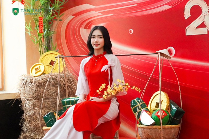 Festive Tet Atmosphere at TTU 7 Truong Dai hoc Tan Tao sinh vien
