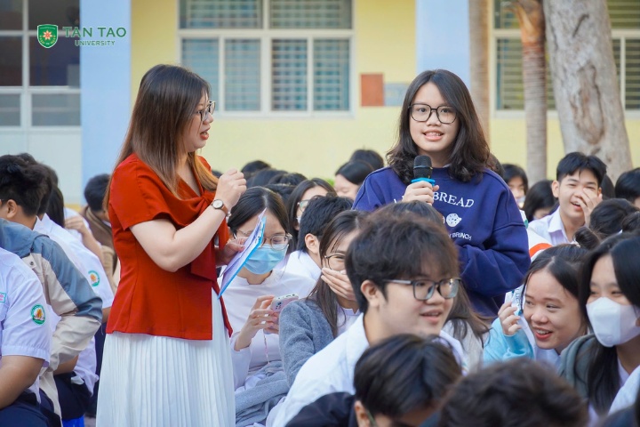 What to Learn to Avoid Being Replaced by AI? 6 Truong Dai hoc Tan Tao tuyen sinh 2025