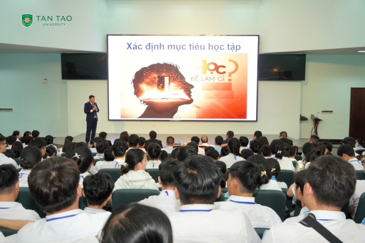 "A Day as a TTU Student" for 12th-Grade Students of Vo Van Tan High School 6 Tuyen sinh Dai hoc Tan Tao 1