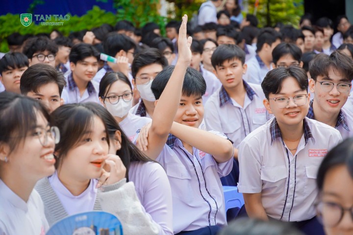 Grade 12 Students Choose Careers in the AI Era 5 Tuyen sinh Dai hoc Tan Tao.