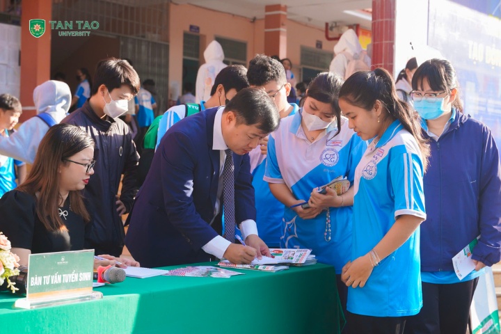 How can 12th-grade students identify their goals and create motivation for studying? 6 Tuyen sinh Truong Dai hoc Tan Tao 1