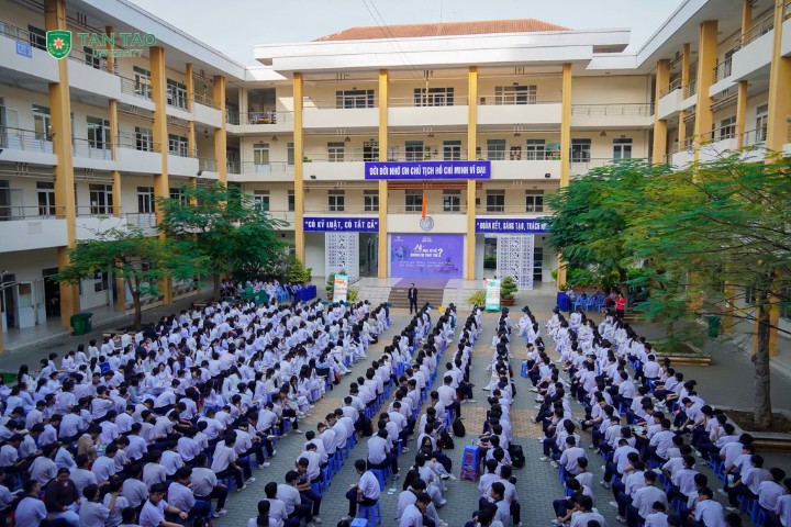 Grade 12 Students Choose Careers in the AI Era 2 Tuyen sinh Truong Dai hoc Tan Tao 2