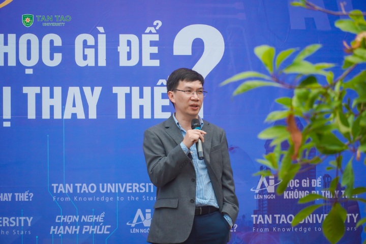 Choosing a Happy Career in the AI Era: What Should Students Prepare to Avoid Being Replaced? 4 Giang vien Truong Dai hoc Tan Tao
