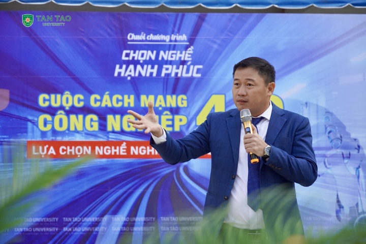 "Choose a Happy Career" Program Helps 12th Grade Students with Career Orientation in the 4.0 Era 3 TS Nguyen Mai Lam truong Dai hoc Tan Tao