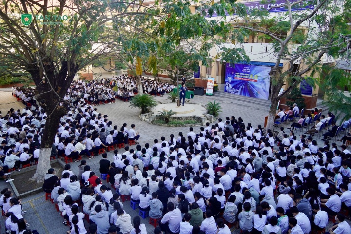 "Choose a Happy Career" Program Helps 12th Grade Students with Career Orientation in the 4.0 Era 1 Truong Dai hoc Tan Tao tu van tuyen sinh