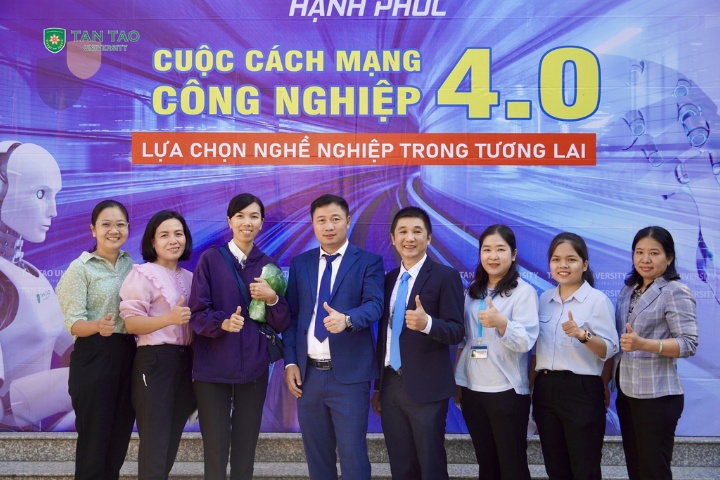 "Choose a Happy Career" Program Helps 12th Grade Students with Career Orientation in the 4.0 Era 5 Truong Dai hoc Tan Tao tuyen sinh dai hoc