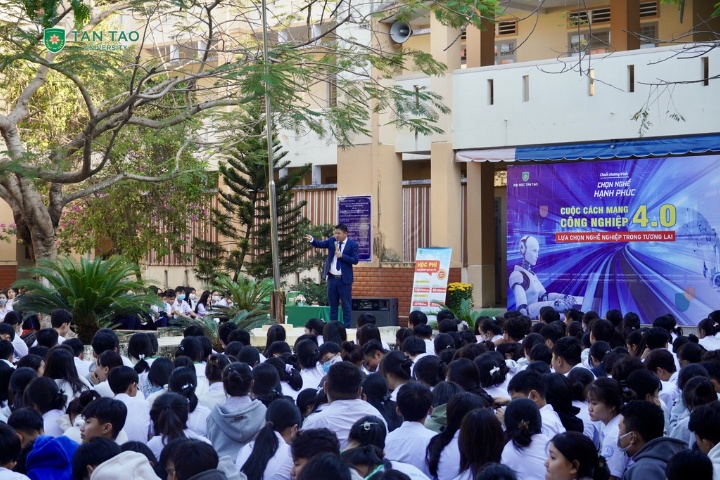 "Choose a Happy Career" Program Helps 12th Grade Students with Career Orientation in the 4.0 Era 2 Truong Dai hoc Tan Tao tuyen sinh