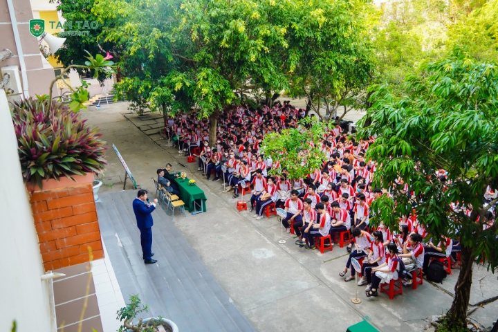 Choosing a Happy Career in the AI Era: What Should Students Prepare to Avoid Being Replaced? 2 Tuyen sinh Truong Dai hoc Tan Tao 1