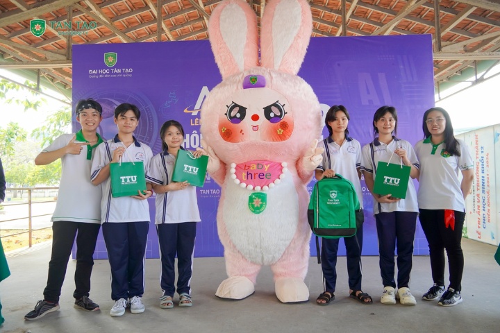 The New Colors of "Choose a Happy Career" 3 Tuyen sinh truong dai hoc tan tao