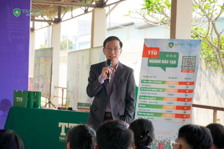The New Colors of "Choose a Happy Career" 6 giang vien truong dai hoc tan tao