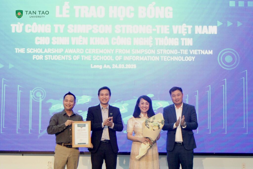Simpson Strong-Tie Việt Nam tặng học bổng khuyến học cho sinh viên Khoa Công Nghệ Thông Tin 5 IMG 0118 min