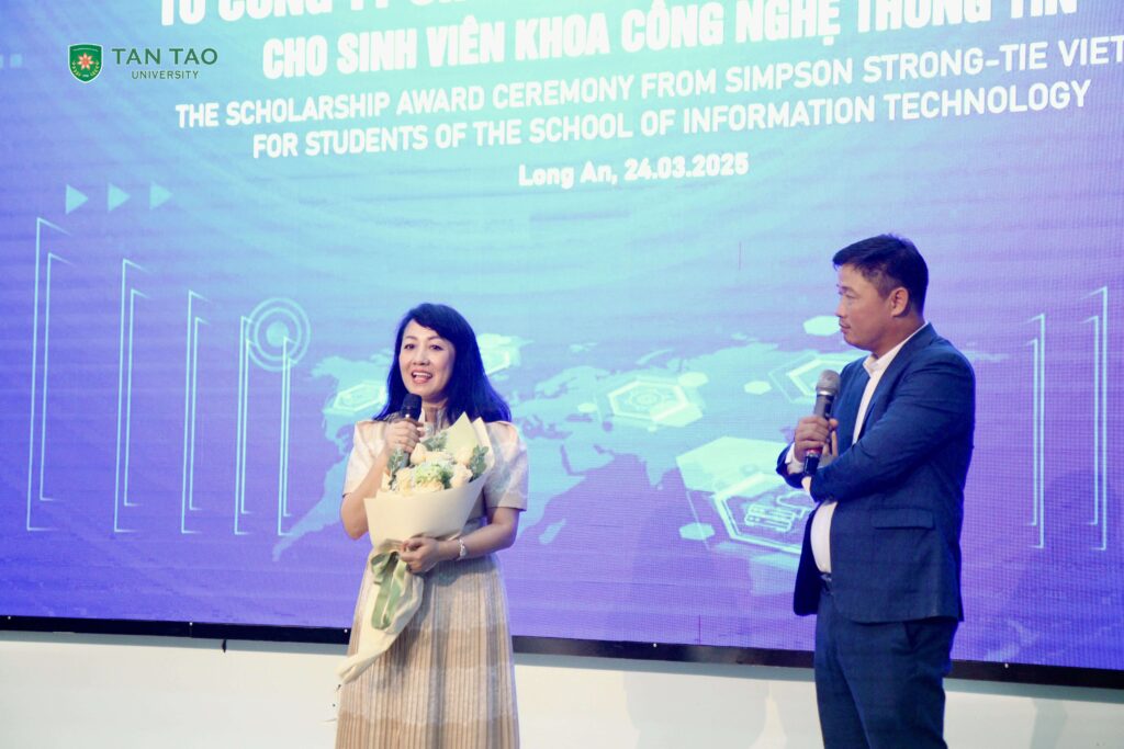 Simpson Strong-Tie Việt Nam tặng học bổng khuyến học cho sinh viên Khoa Công Nghệ Thông Tin 3 IMG 0182 min