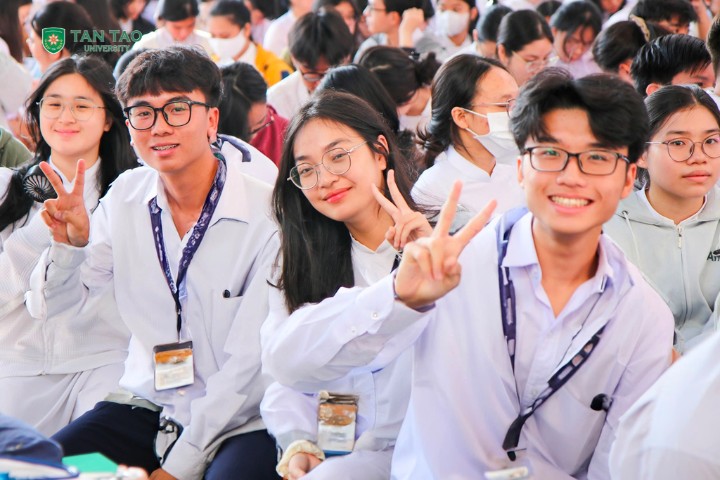 Choosing a Career: Passion or Trends? 1 hoc sinh chon dai hoc