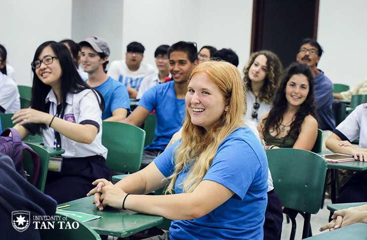 American Student Delegation Visits Tan Tao University Campus