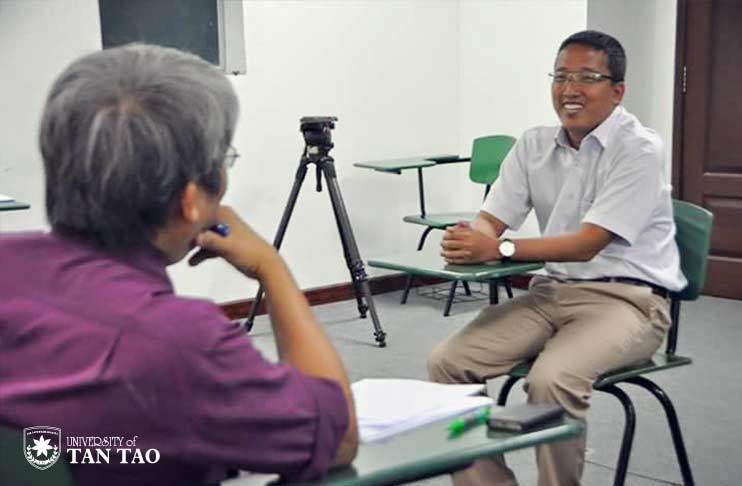 Start to interview the first students
