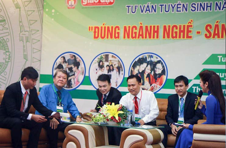 Tiến sĩ Cao Tiến Dũng tư vấn Chương trình “Đúng ngành nghề – sáng tương lai”, phát sóng trực tiếp trên HTV9