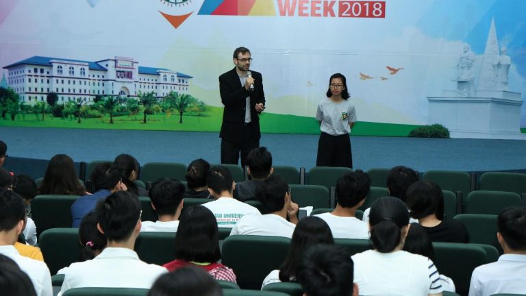 Bản lĩnh của ông Tây dám “mất” để “được”