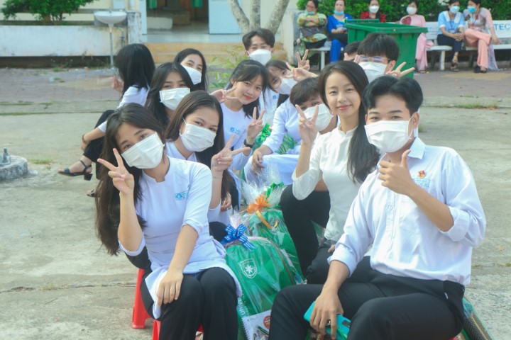 TAN TAO UNIVERSITY ACCOMPANIES STUDENTS IN VINH HUNG DISTRICT ON THE PATH TO A BRIGHT FUTURE