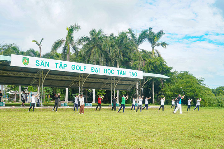 Thử sức bộ môn Golf tại Khoá học UniPrep