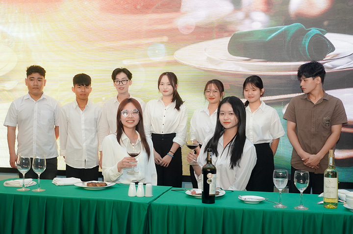 Workshop “Elegant dining – Sophisticated drinking” – Essential skills for global citizens