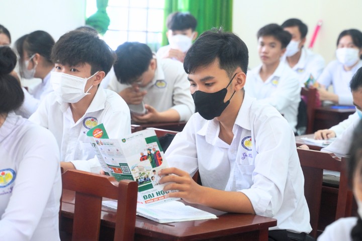 What should candidates pay attention to for the National High School Graduation Exam 2025?