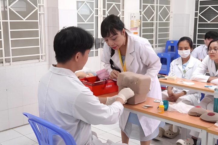 Sinh viên Y khoa TTU thuyết trình chuyên đề và thực hành trên mô hình Bộ môn Sản