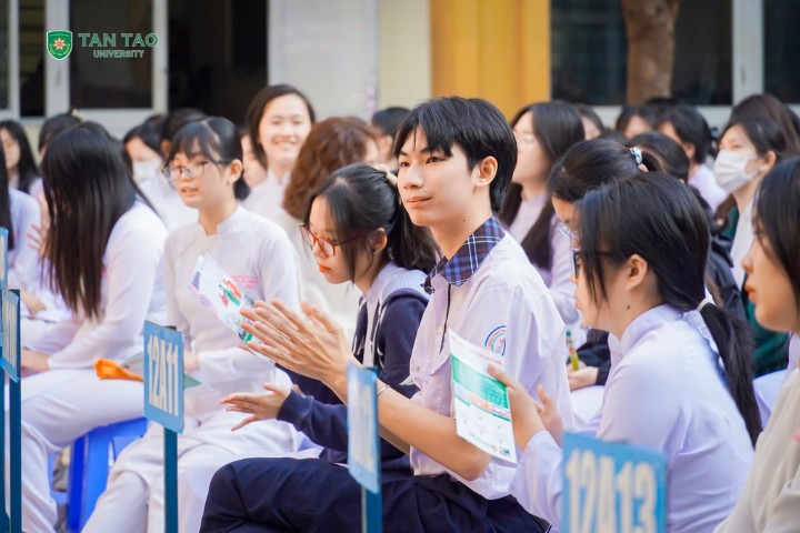 Grade 12 Students Choose Careers in the AI Era