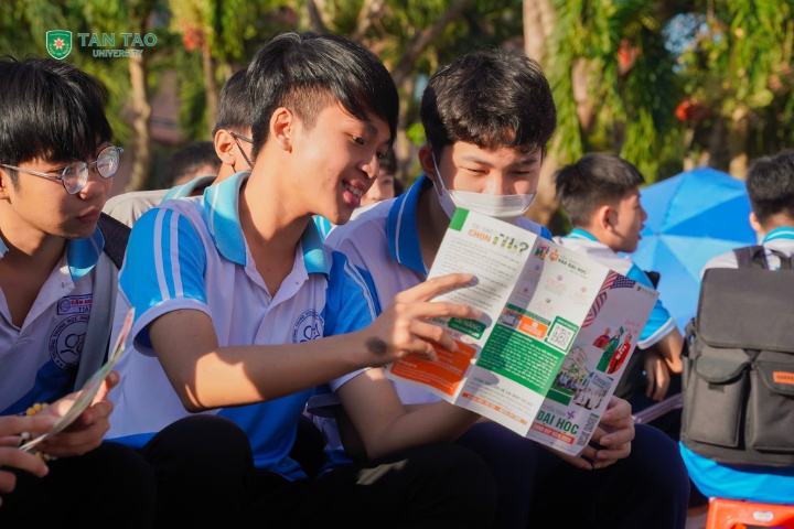 How can 12th-grade students identify their goals and create motivation for studying?