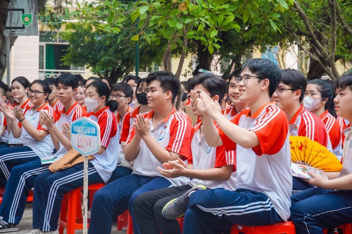 Choosing a Happy Career in the AI Era: What Should Students Prepare to Avoid Being Replaced?
