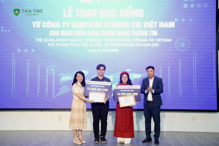 Simpson Strong-Tie Việt Nam tặng học bổng khuyến học cho sinh viên Khoa Công Nghệ Thông Tin